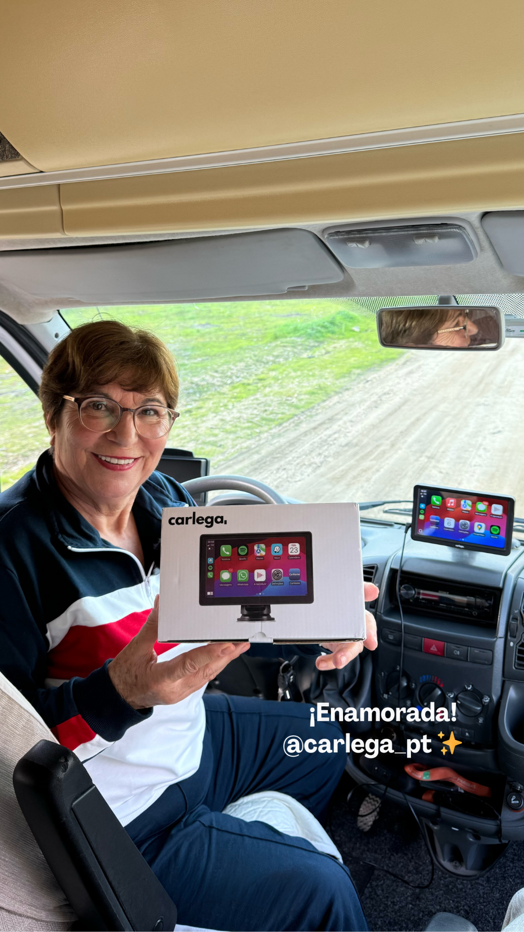 Clienta enamorada de su pantalla Carlega X en la autocaravana